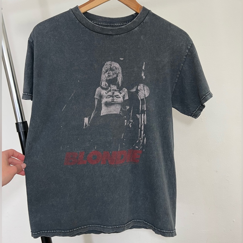 Blonde vintage style graphic band tee